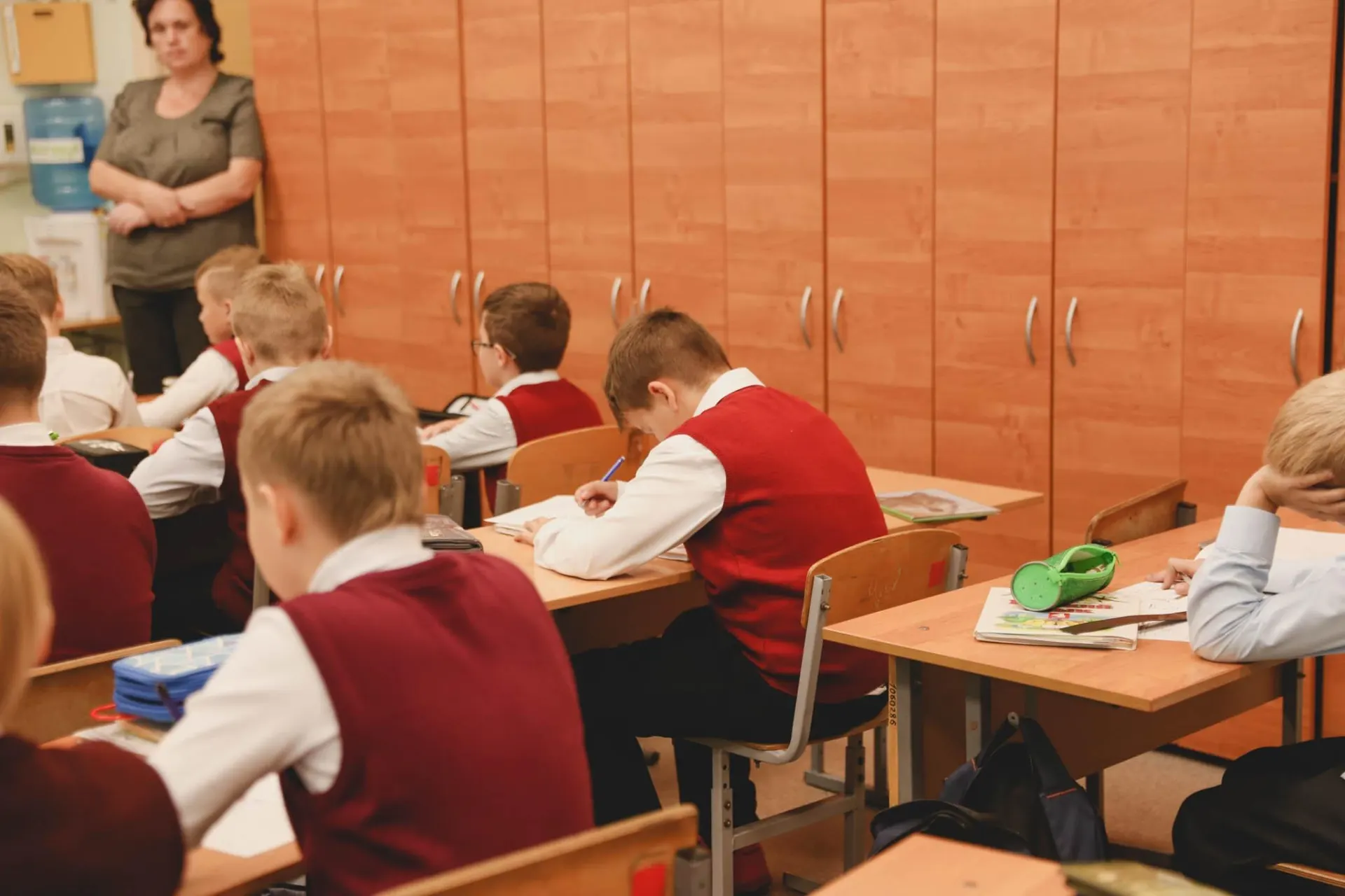 В ведомстве заявили, что ЕГЭ по обществознанию отменять не будут. Предмет останется в школьной программе, но его будут изучать всего три года — подробности пока не раскрыты.