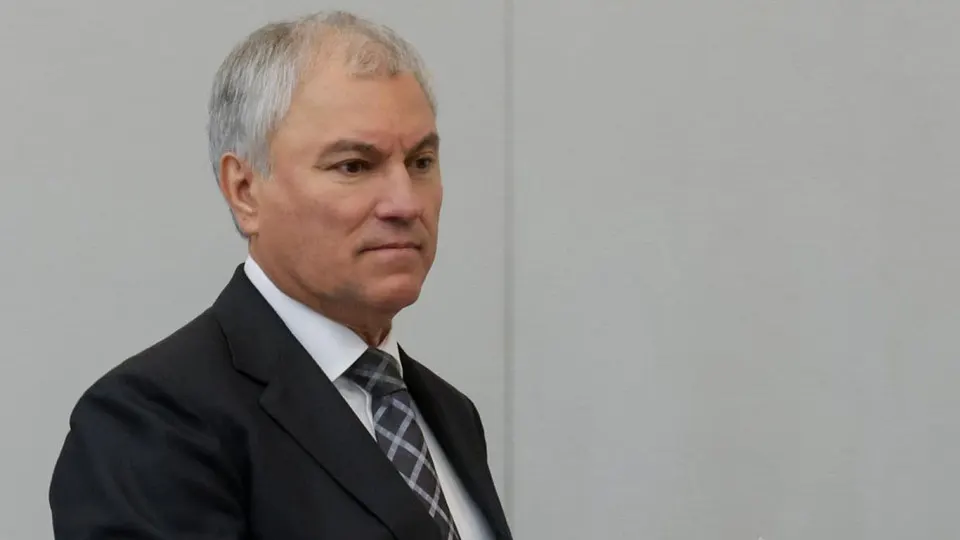 На фоне дефицита топлива депутаты предложили делать ставку на городской электротранспорт — трамваи — как способ снизить нагрузку на дороги и уменьшить потребление бензина. Одновременно власти призвали автомобилистов запастись терпением из‑за очередей на АЗС.