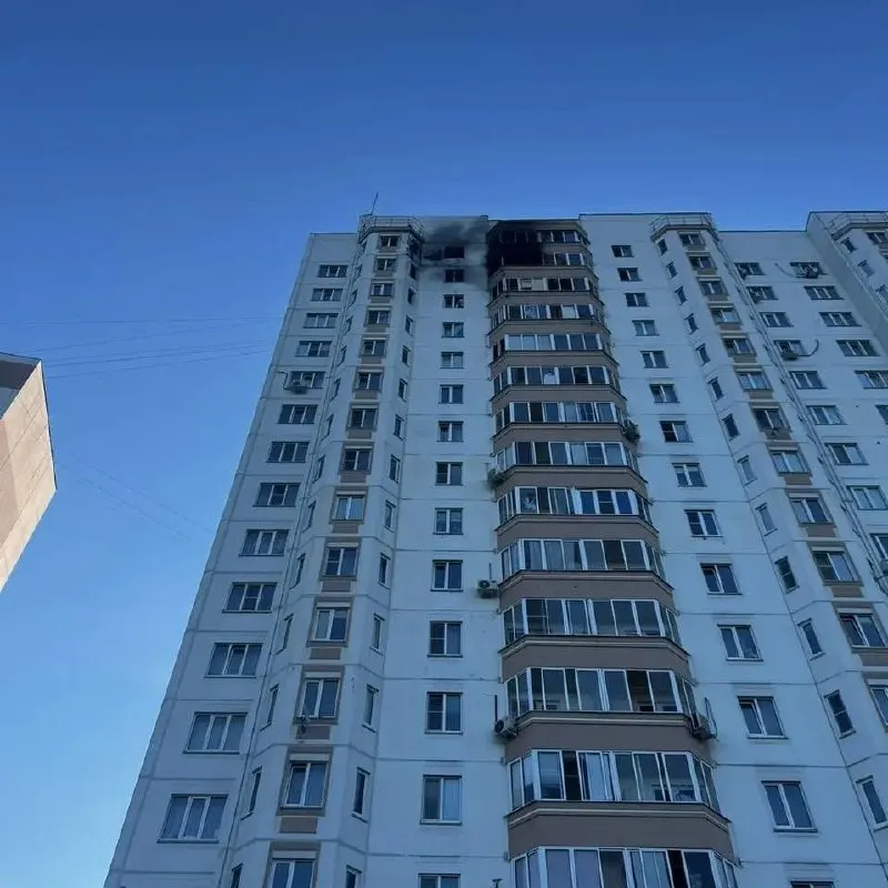 В Курске комиссии обследуют повреждённые дома и автомобили, волонтёры убирают осколки после утренних ударов дронов.