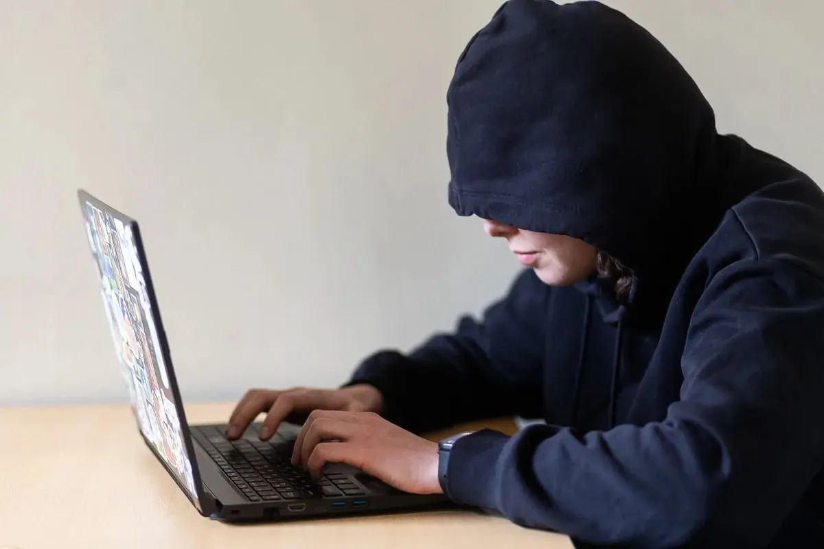 Проект предлагает через суд запрещать навязчивым преследователям приближаться к жертве, общаться с ней и посещать её обычные места. Документ направлен в правительство; при принятии закон может вступить в силу 1 января 2027 года.
