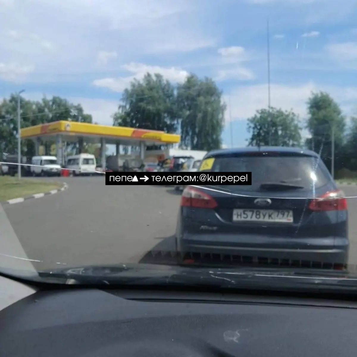 В приграничных районах Курской области появились очереди на АЗС и ограничения на продажу бензина и дизеля. Власти запросили дополнительные поставки, позже компания увеличила поставки в регион.