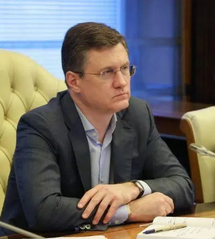Александр Новак провёл совещание с федеральными и региональными представителями, потребовал ежедневного мониторинга запасов и координации действий для недопущения локальных перебоев в поставках топлива.
