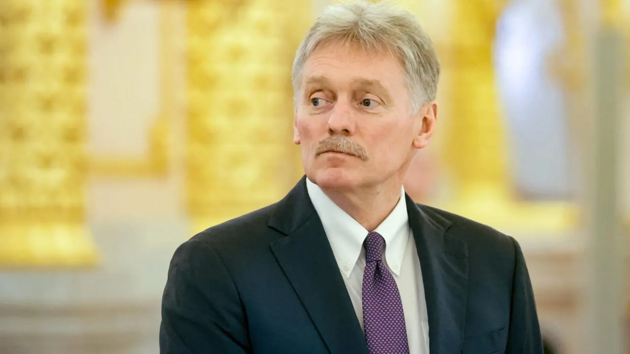 Пресс‑секретарь президента заявил, что из‑за вовлечения западных стран конфликт в Украине превратился в полноценную войну. По его словам, западные государства помогают наводить зарубежное оружие через спутниковую инфраструктуру; удары по гражданской инфраструктуре он назвал террористическими. Россия остаётся открытой к переговорам и рассчитывает на посредничество США.