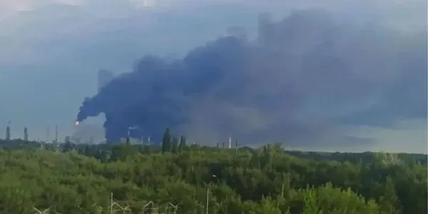 После атаки беспилотников остановил работу завод «Газпромнефтехим Салават» в Башкортостане: повреждены установки первичной переработки, ремонт займёт недели или месяцы. Это уже пятый крупный НПЗ, остановленный с начала июля; производство бензина в стране упало на четверть. Рабочие требуют выплат и мер безопасности, создан профсоюз для защиты прав.