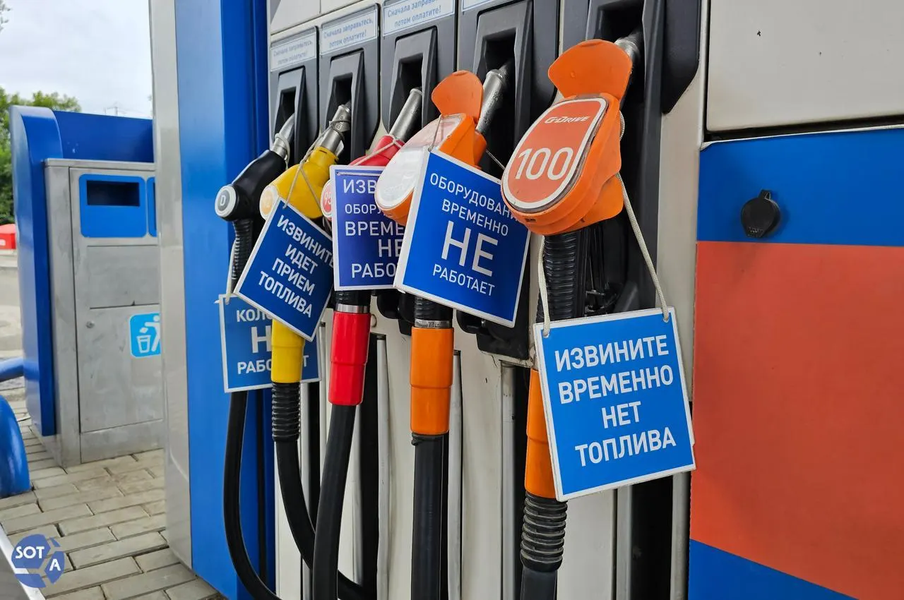 Президент подписал закон, позволяющий нефтеперерабатывающим заводам смешивать прямогонный бензин с другими компонентами; введены налоговые вычеты и демпферные выплаты. Поправки распространяются с 1 июня 2026 года.