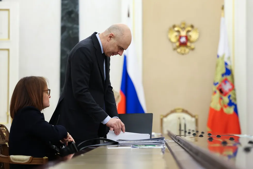 Депутаты упростили для Минфина возможность увеличивать расходы и занимать сверх законных лимитов без повторного согласования с парламентом. Краткосрочная гибкость обернётся ростом неопределённости, давлением на ставки, повышением стоимости заимствований и долгосрочным ударом по инвестициям.