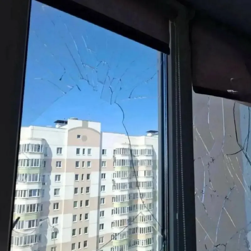 Ночью над Курском были сбиты беспилотники. В жилых домах обнаружены выбитые окна, на автомобилях — следы повреждений; в сети появились фотографии последствий.