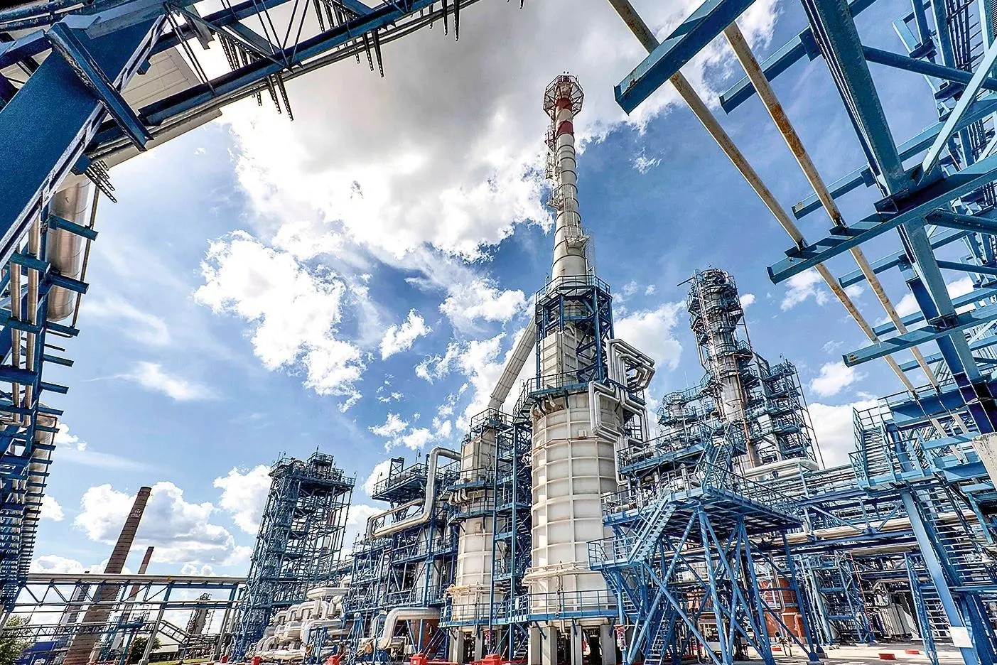 Выплаты нефтепереработчикам в июне выросли более чем в шесть раз год к году — Минфин зафиксировал крупнейшую месячную выплату с декабря 2023 года. Мера направлена на удержание топлива внутри страны и смягчение дефицита бензина и дизеля.