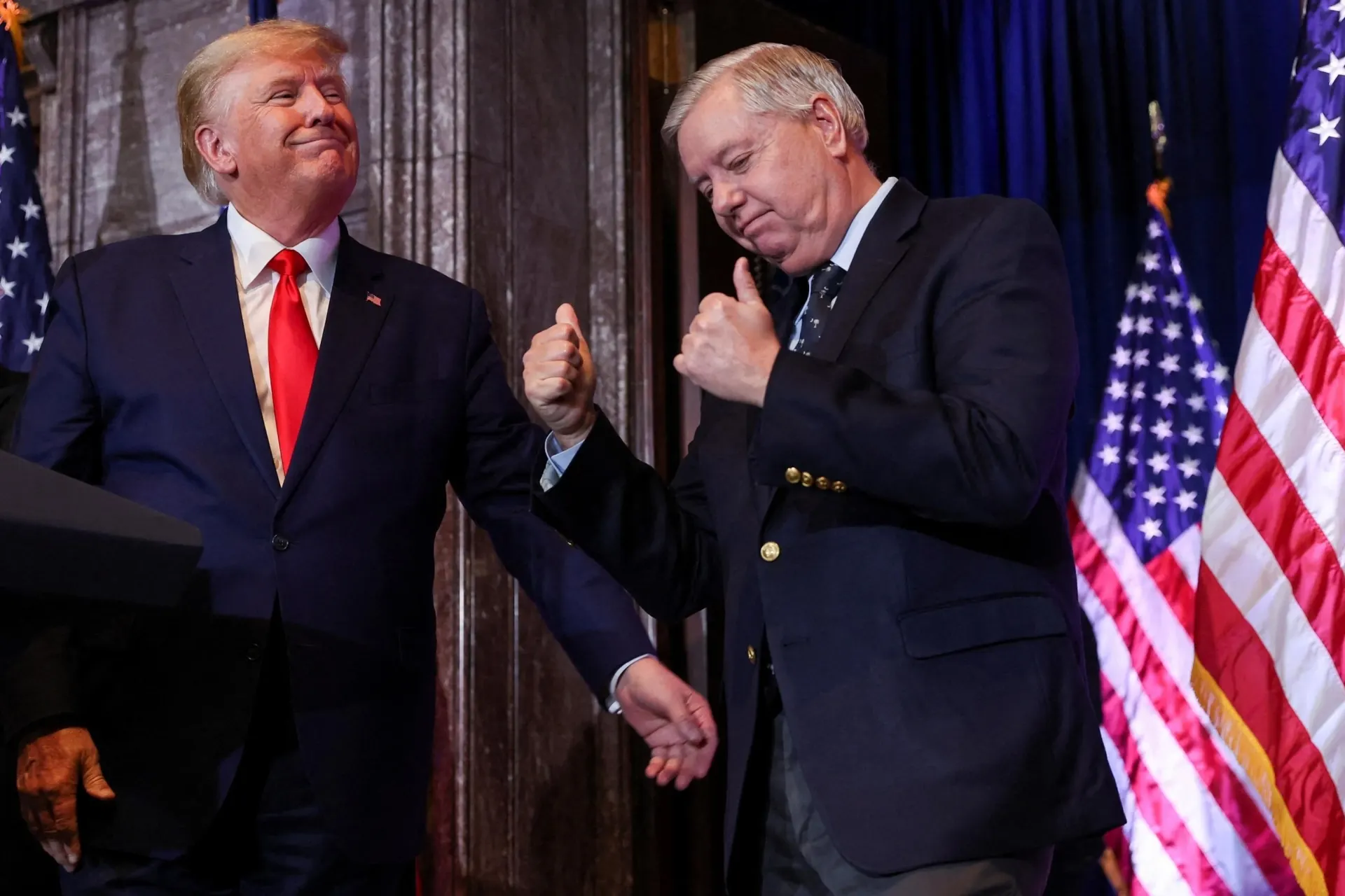 В Белом доме сообщили, что президент США Дональд Трамп поддерживает крупный пакет санкций против России, который в последние полтора года продвигал покойный сенатор Линдси Грэм. Коллеги Грэма требуют срочного рассмотрения, сам Трамп отвечает уклончиво.
