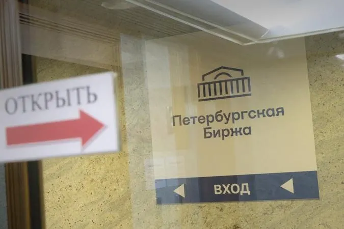 С 21 июля на бирже запретят закупки бензина исключительно для перепродажи: покупать можно будет только для собственных нужд или для поставки конкретному конечному потребителю. За нарушение правил участникам торгов грозит блокировка доступа.