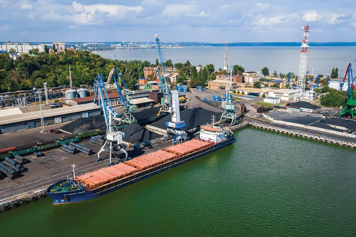 Минсельхоз предлагает покрыть до 90% затрат на железнодорожную транспортировку зерна из Ростовской области в порты Черного и Балтийского морей после остановки отгрузок из азовских портов из‑за атак беспилотников.