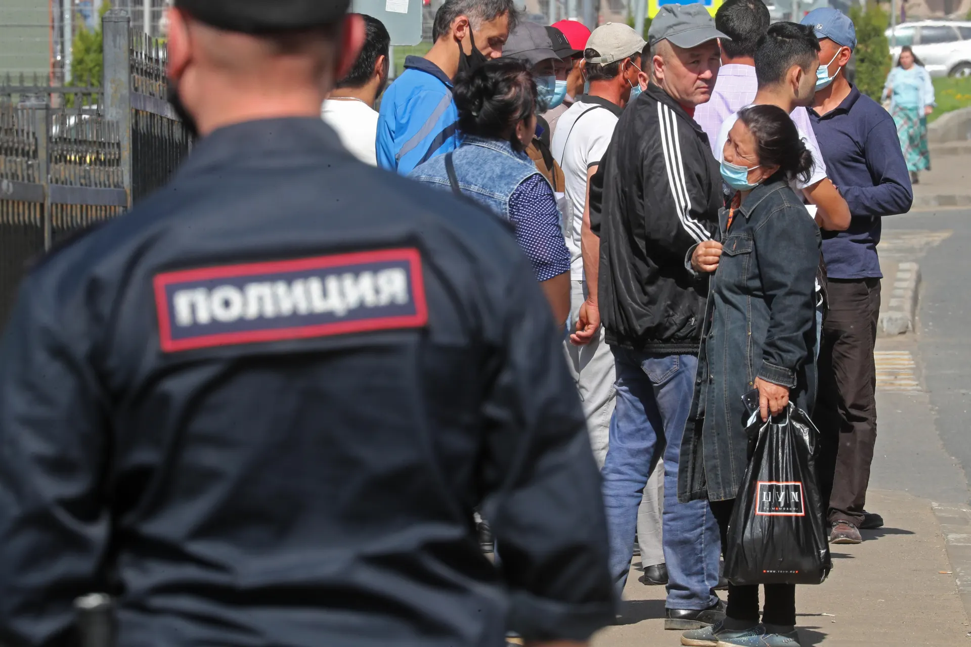 Поправки, одобренные правительством, расширяют перечень правонарушений, влекущих безальтернативное выдворение иностранцев — в том числе неповиновение пограничникам и дискриминацию.