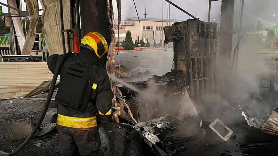 Ночью 1 июля беспилотники поразили автозаправки в Днепропетровской области — есть погибшие и раненые. Атака совпала с острым дефицитом топлива в России после серии ударов по НПЗ: производство упало, выросли цены и вводятся лимиты продаж.