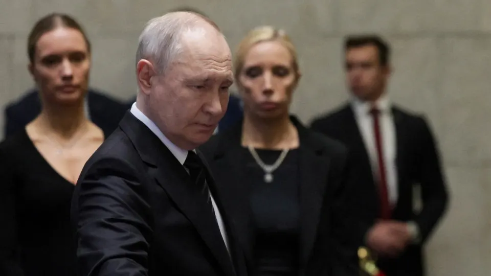 По словам близких к окружению источников, президент отвергает территориальные компромиссы и может усилить боевые действия в ближайшие месяцы, несмотря на экономические трудности и советы остановить наступление.