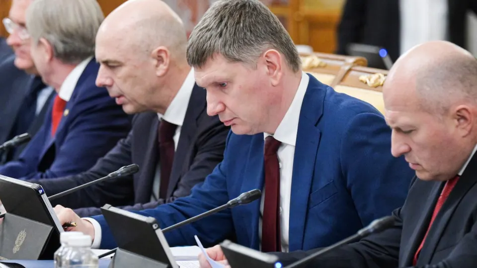 Минэкономразвития зафиксировало рост ВВП в 0,2% за январь–май 2026 года. Промышленность и инвестиции в целом остаются в стагнации, региональная дивергенция усиливается, а падение цен на нефть увеличивает риски для бюджета и инфляции.