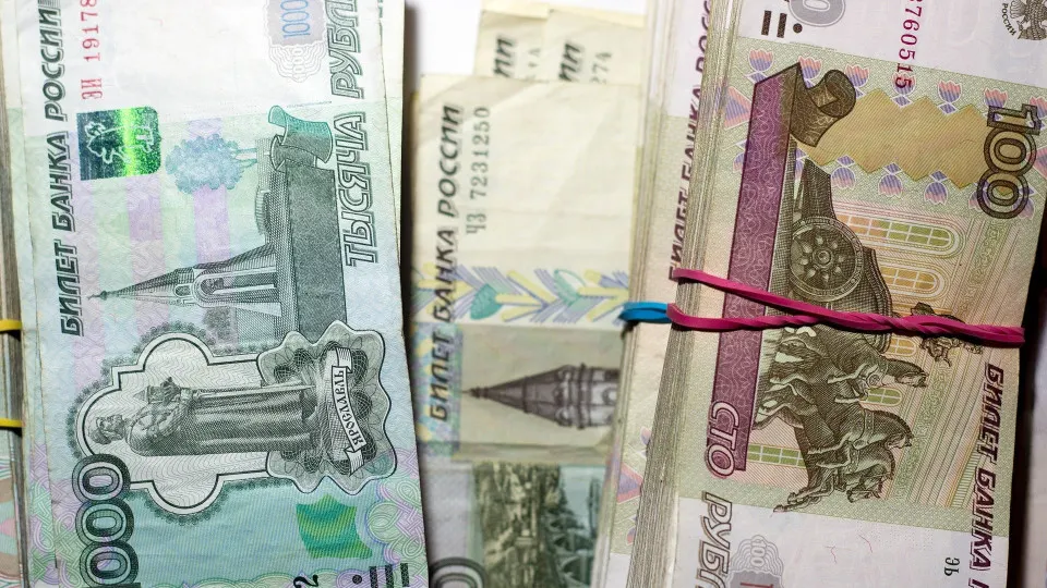 С начала июля объём наличных в обращении вырос более чем на 500 млрд ₽. Банки наращивают заимствования у Центробанка через репо, а доля проблемных кредитов и просрочек среди МСП резко увеличилась — эксперты предупреждают о риске паники вкладчиков.