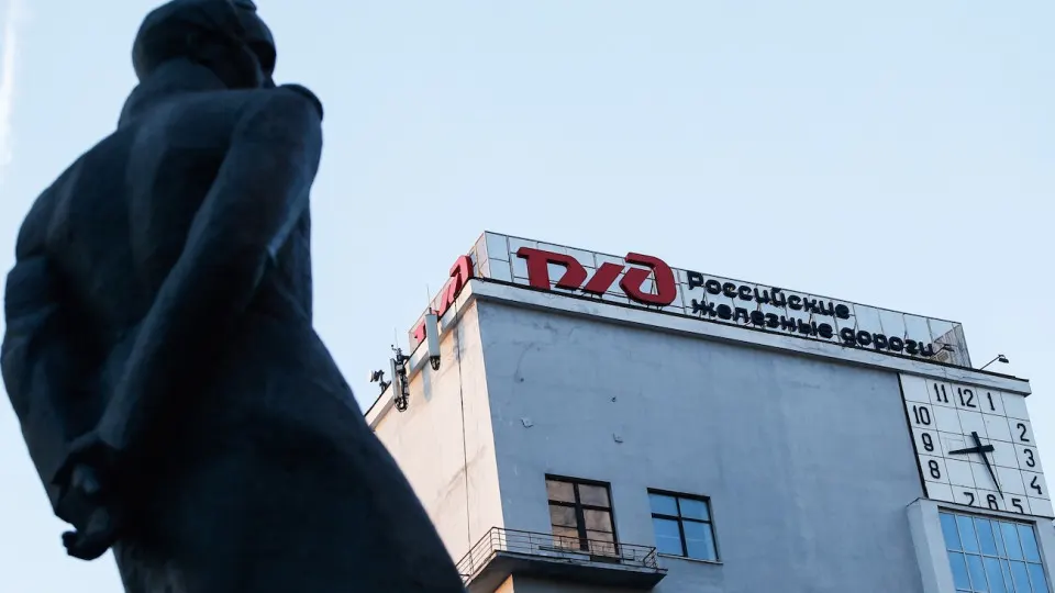 Индексацию тарифов решили провести раньше, чтобы помочь покрыть дефицит монополии после падения грузоперевозок, роста долгов и сокращения инвестпрограммы.