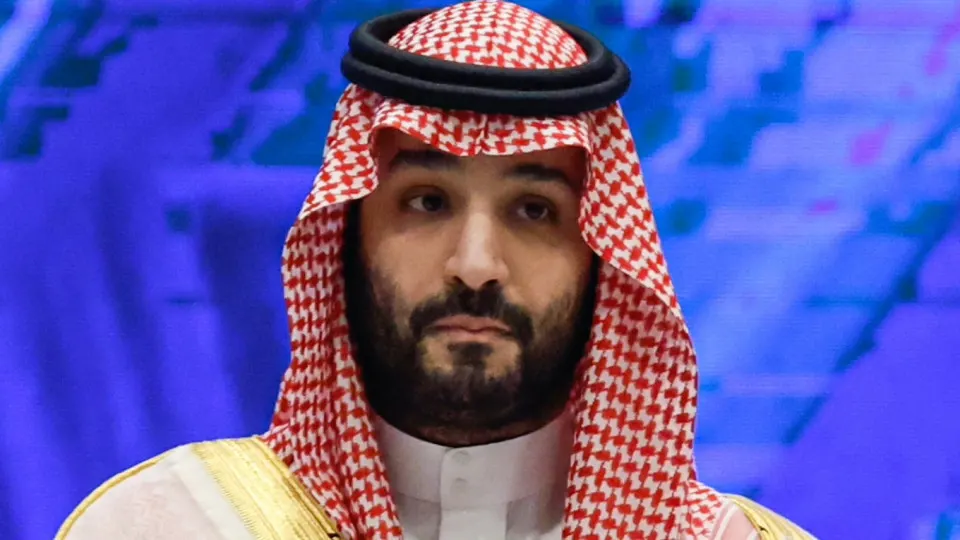 Королевство уменьшает официальную цену Arab Light на август на $11 за баррель; это усиливает давление на мировые котировки и может серьёзно ударить по доходам российских экспортёров.