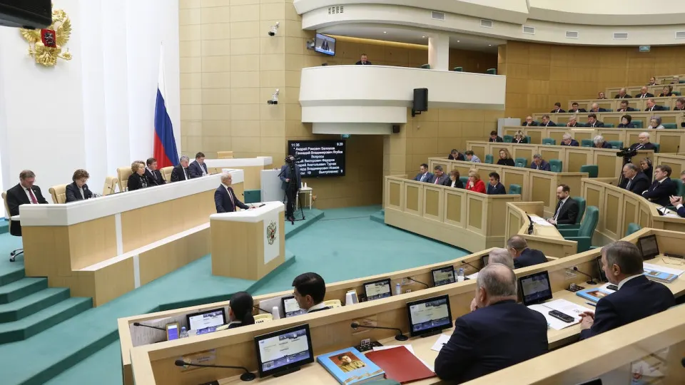 Совет Федерации одобрил закон, по которому Минюст будет вести список «уклоняющихся» за границей россиян; включённым в него грозит широкий набор ограничений — от блокировок банковских услуг и операций с недвижимостью до отказа в большинстве консульских услуг.