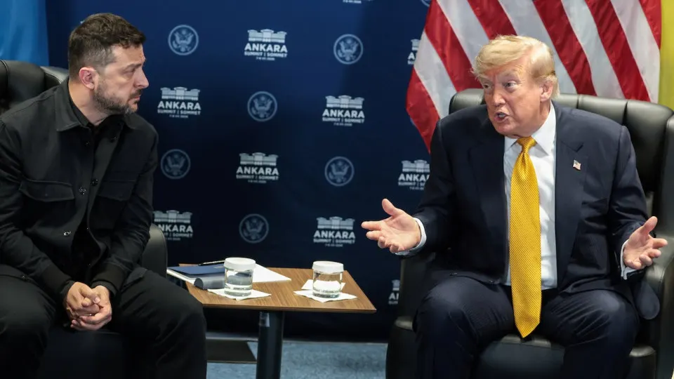 На саммите НАТО в Анкаре Дональд Трамп сообщил, что одобряет удары Украины по нефтезаводам, оборонным предприятиям и трубопроводам на территории России. По оценкам аналитиков, в июне число атак вглубь страны резко выросло, их дальность достигала нескольких тысяч километров.