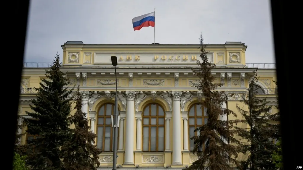 Неквалифицированные инвесторы смогут покупать Bitcoin, Ethereum и USDT в рамках годового лимита, квалифицированные — без ограничений; перед сделками требуется пройти тестирование.