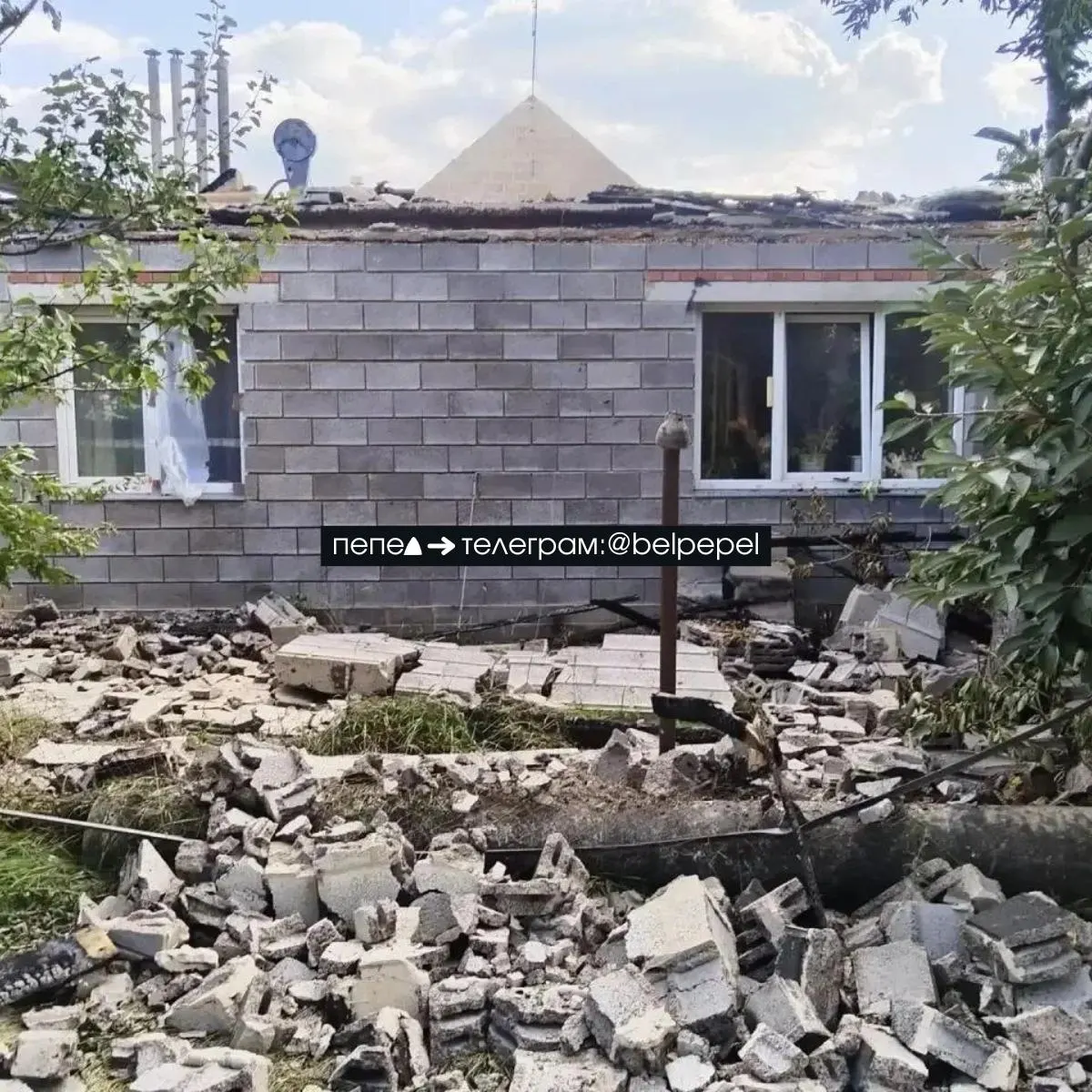 Жители приграничных районов сообщают о повторяющихся обстрелах и молчании властей, фиксируются разрушения домов и эвакуации в регионе.