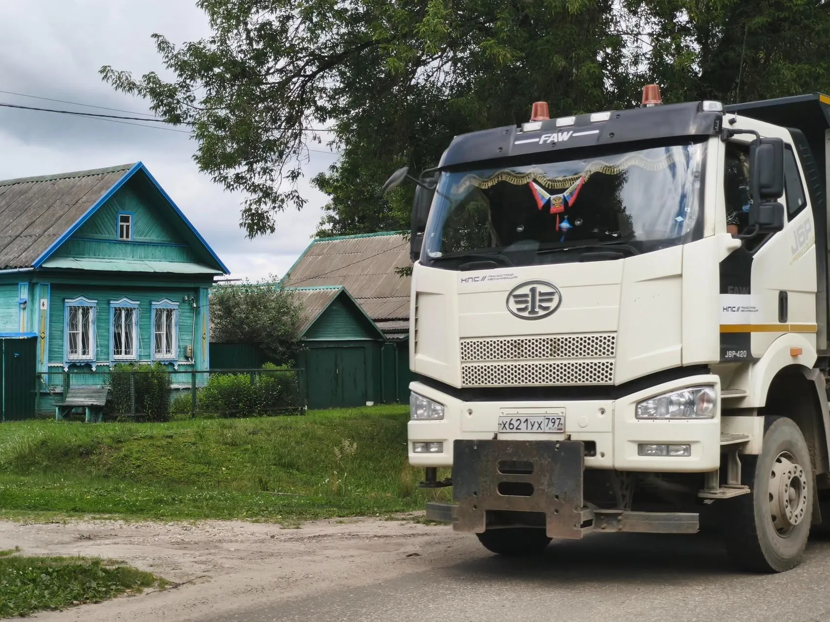 Часть жителей лишилась жилья, другие прячутся от гружёных грузовиков и готовятся к соседству с поездами.