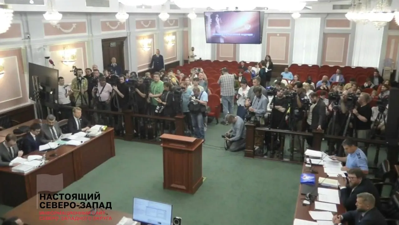 На слушании в Верховном суде рассматривается иск партии «Родина» о отмене регистрации федерального списка «Яблока» на выборах. Истец обвиняет оппозицию в нарушении авторских прав и призывах к экстремизму, а также требует проверить иностранные счета кандидатов.