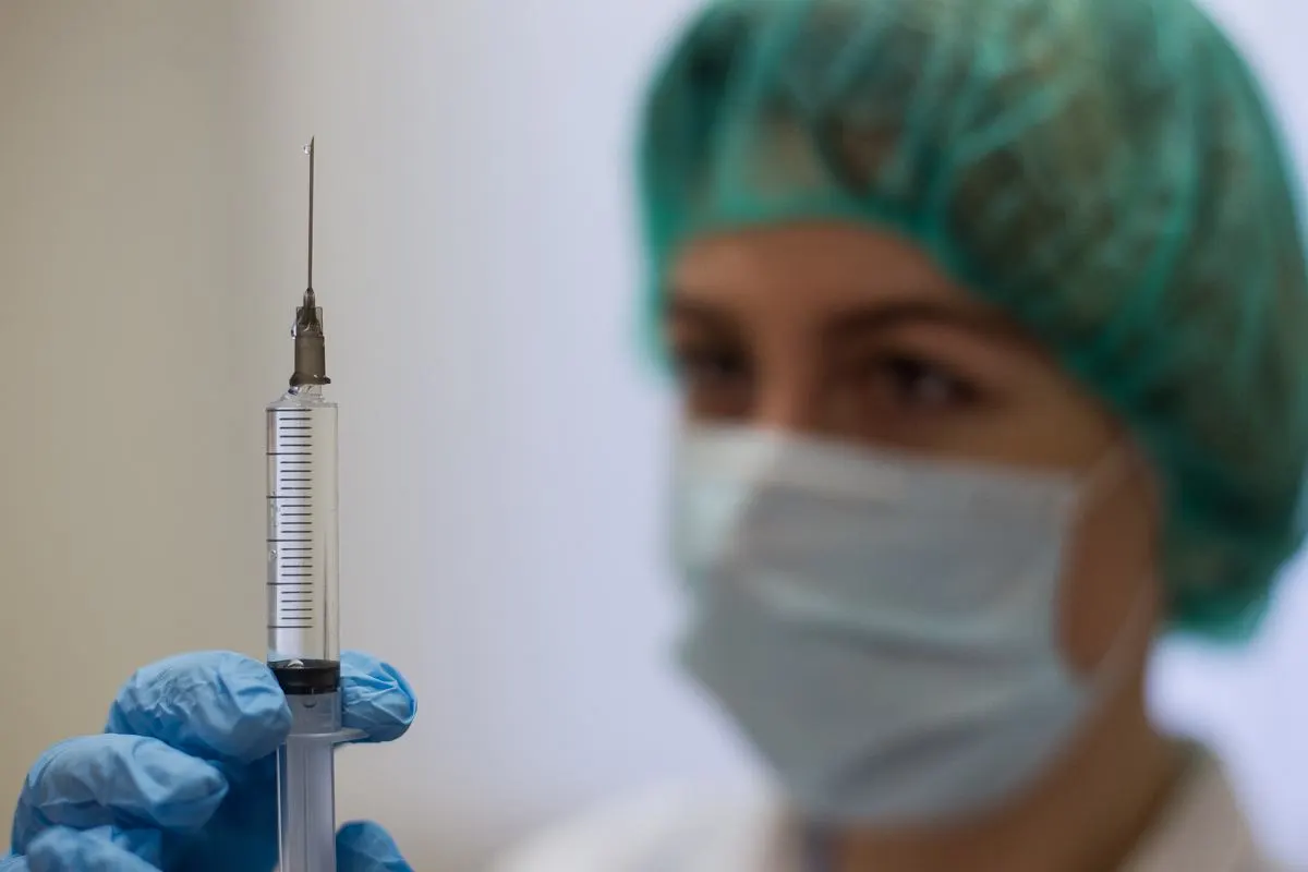 Правительство может внести инициативу о включении вакцины от вируса папилломы человека в национальный календарь этой осенью при обсуждении бюджетных законопроектов; депутат рассчитывает на поддержку Госдумы.