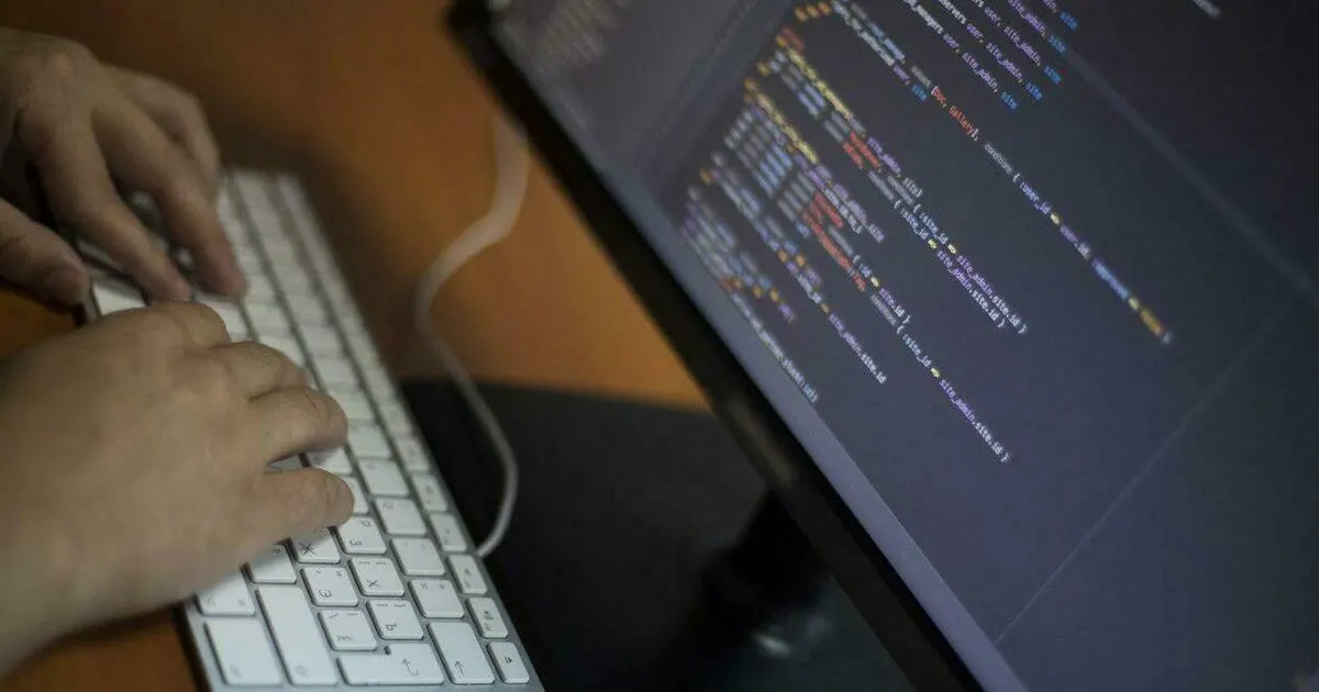 Мошенники распространяют фейковую платформу якобы от Минпросвещения, призывая педагогов регистрироваться и оставлять персональные данные через Госуслуги.