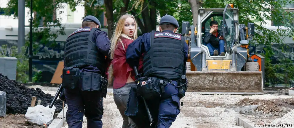 Десятки задержанных у здания Верховного суда Москвы во время слушания апелляции партии Яблоко на недопуск к выборам. Задержания прошли в разных отделениях города.