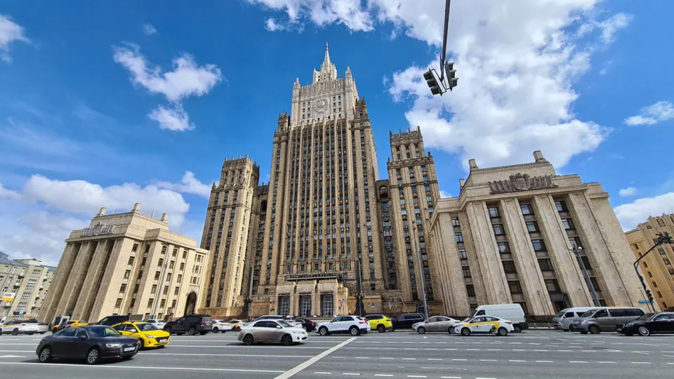 Заместитель министра иностранных дел заявил, что без устранения причин кризиса Россия не примет паузу в боевых действиях; украинское руководство продолжает эскалировать конфликт.