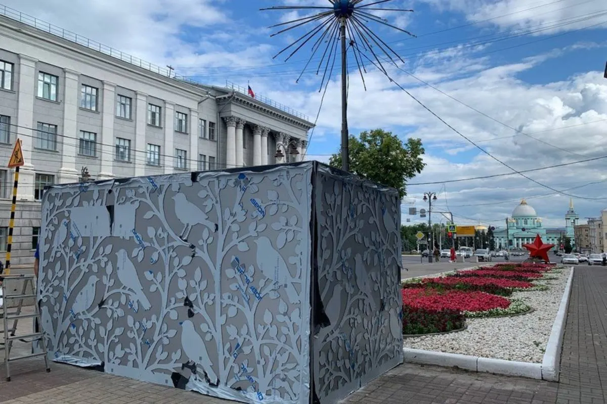 В Курске на бетонных укрытиях у остановки «Гостиница Центральная» появились граффити. Депутаты предлагают конкурс эскизов, но в комитете считают идею неуместной, подчеркивая важность комфортности укрытий.