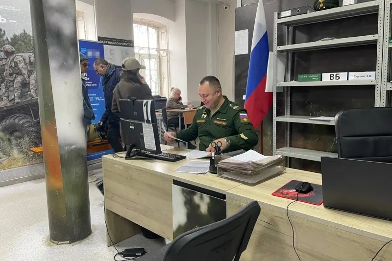 Официальные заявления опровергают слухи о мобилизации; эксперты отмечают возможную цель подобных материалов — давление на общество.