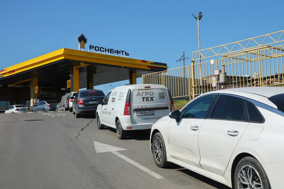 В августе–сентябре по стране отмечается рост цен на бензин и введение ограничений на продажу топлива, что влияет на экономику и повседневную жизнь.