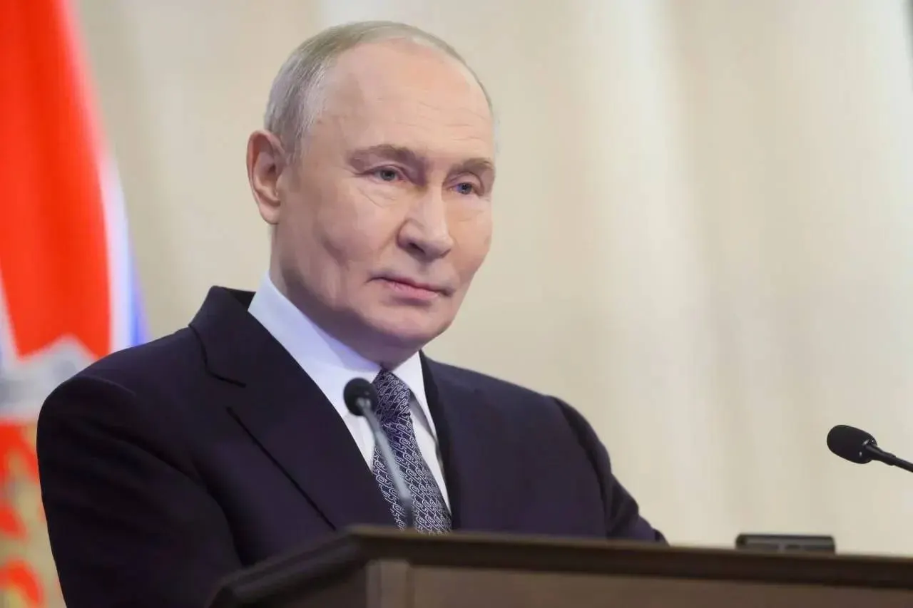 Президент поблагодарил десантников за проявленный героизм и подчеркнул их вклад в обороноспособность и безопасность страны.