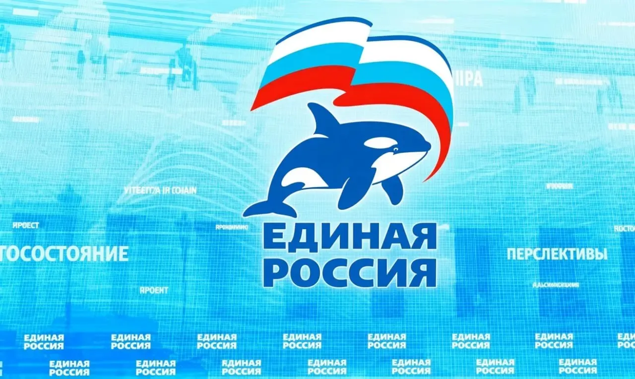 В сети обсуждают попытку объяснить причины конфликта через пищевая цепь косаток и медведей; мемы и критика заполнили соцсети.