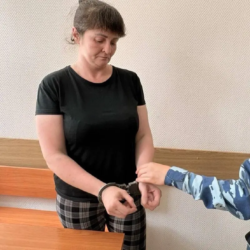 Жительница Курска признана виновной в незаконном хранении взрывчатых устройств; суд вынес наказание в виде двух лет колонии общего режима и штрафа.