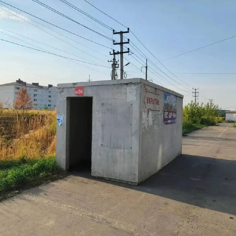 В городе Рыльск обновили сеть укрытий: добавлены четыре бетонных укрытия на местах с большой проходимостью; теперь их шесть.