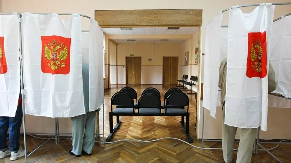 Документ описывает поведение наблюдателей на выборах, включая фиксацию нарушений и взаимодействие с комиссиями; часть партий сомневается в его эффективности.