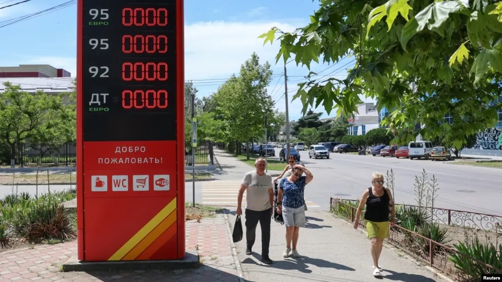 В регионе Краснодарского края фиксируется дефицит бензина: очереди у станций длинные, власти публикуют перечень работающих заправок; бензин АИ-92 и АИ-95 доступен только на одной заправке в Архипо-Осиповке.
