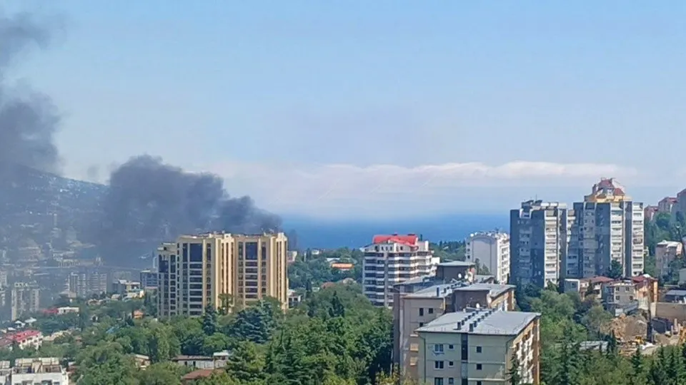 Дроны атаковали побережье Ялты; на набережной возник пожар у здания около ресторана Hungry Bird, власти эвакуируют жителей и усиливают контроль ситуации.