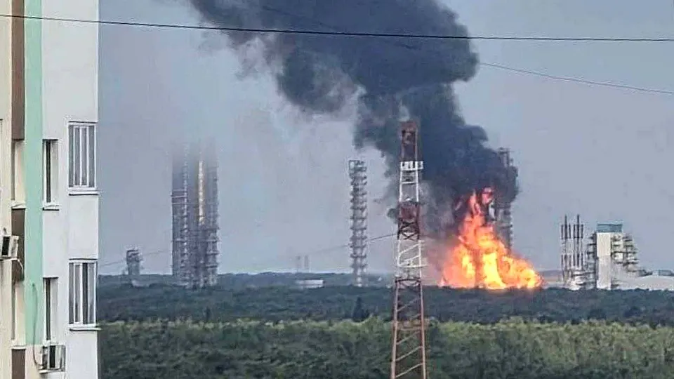 После атаки БПЛА приостановилось производство на Запсибнефтехиме в Тюменской области, крупнейшем нефтехимическом комплексе страны; предстоит разбор причин и устранение последствий.
