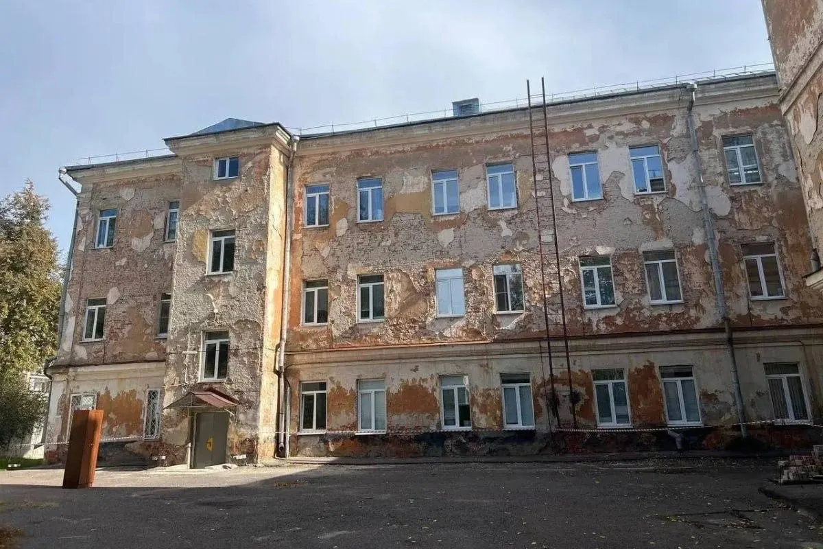 Прокуратура выявила дефекты фасада и отдельных элементов здания; суд обязал министерство образования провести ремонт в течение 12 месяцев после вступления решения в силу.