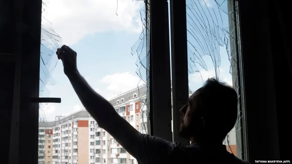 Ночью 3 сентября над регионом зафиксированы атаки беспилотников: в Кубинке и Павловском Посаде произошли возгорания и эвакуации, в регионе продолжаются работы по отражению угроз. В Минобороны сообщили о сбитых БПЛА над несколькими регионами, включая московский.