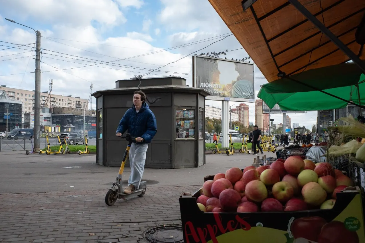 В Петербурге и Ленобласти произошли исчезновение чиновника на войне, крупные ДТП и приговоры, а в России и мире обсуждают санкции ЕС и новые обстрелы в Киеве.