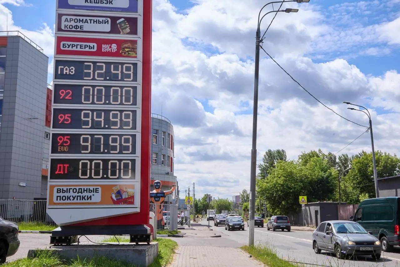 Антимонопольная служба фиксирует увеличение числа претензий к продавцам топлива и заметные скачки цен на бензин по регионам России.