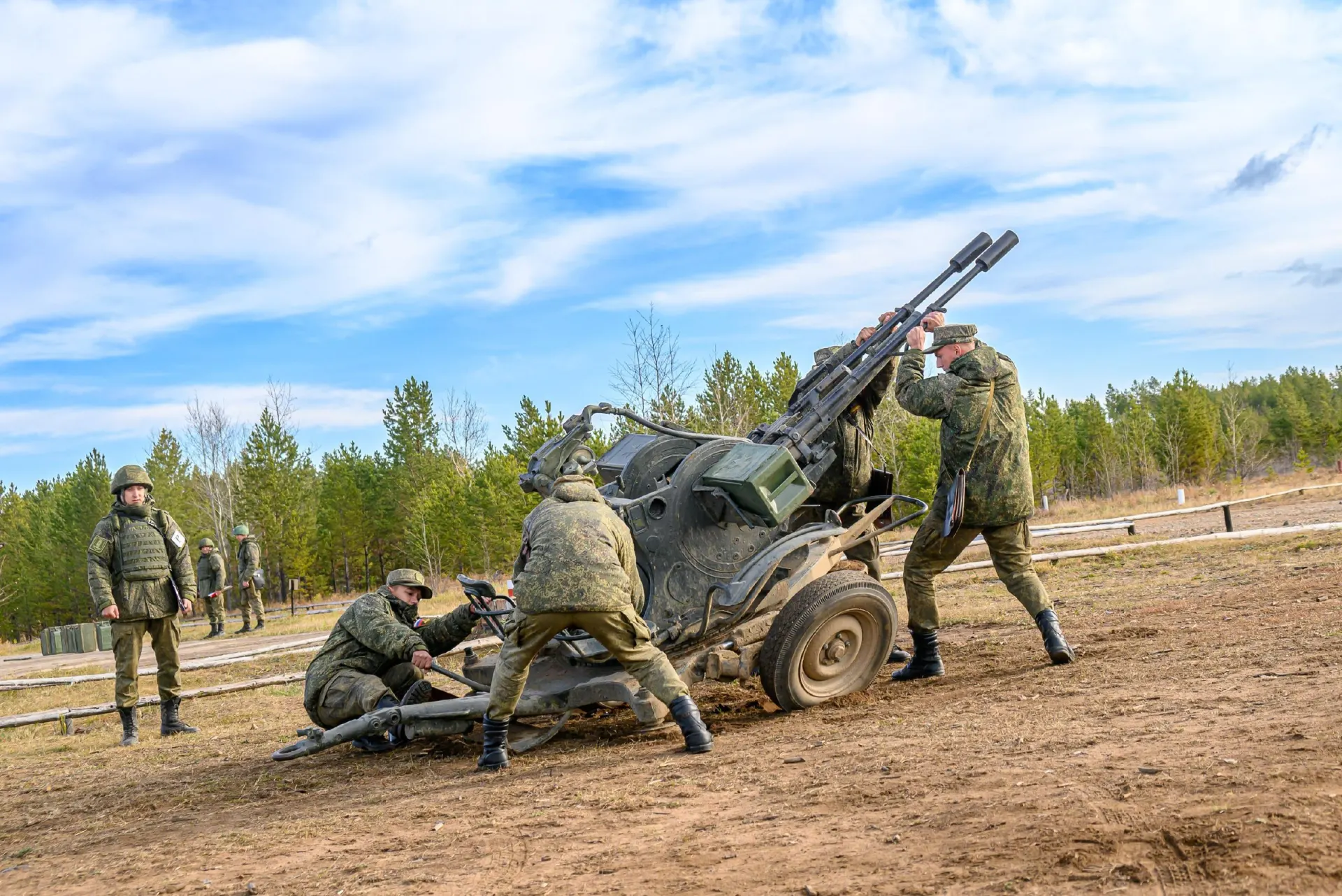 Количество военнослужащих увеличится на 15,5 тысяч человек.
