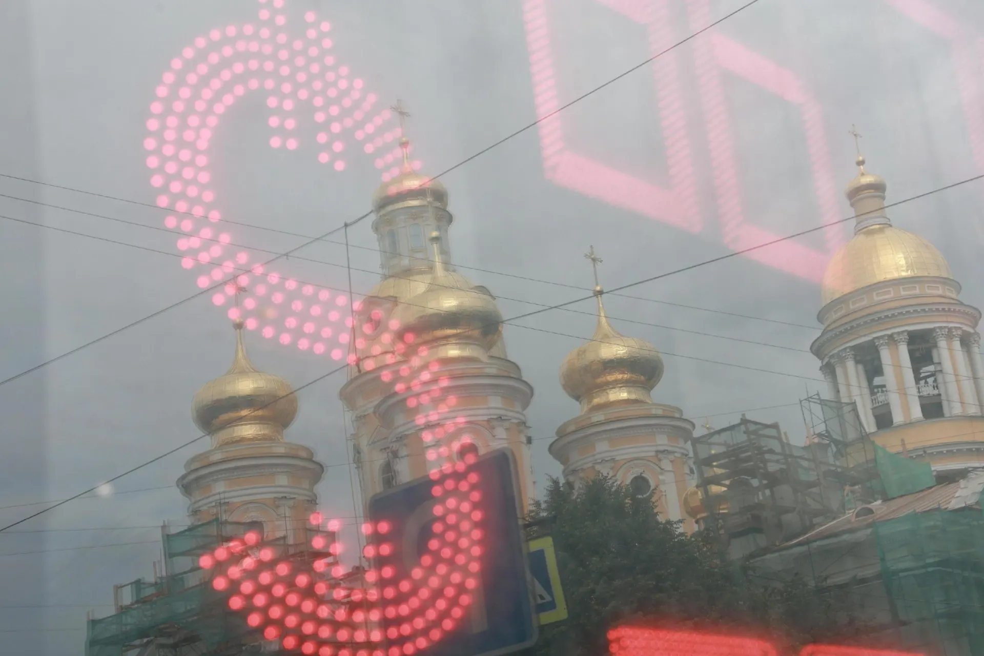 Эксперты объясняют падение рубля и прогнозы на будущее.