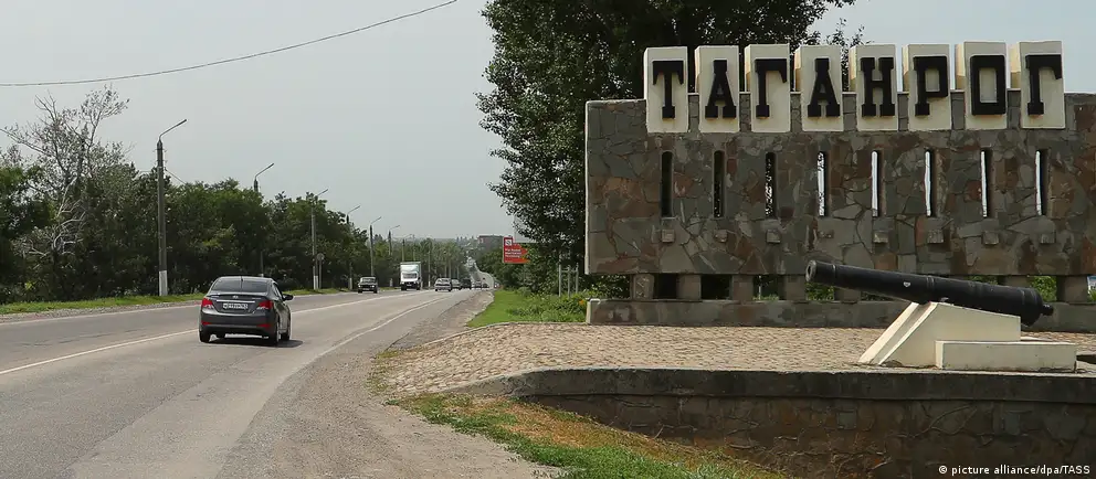 По данным властей, ночью произошли пожары на Сызранском НПЗ и на объектах в Таганроге; силы обороны отбивали беспилотники, ситуация держится под контролем.